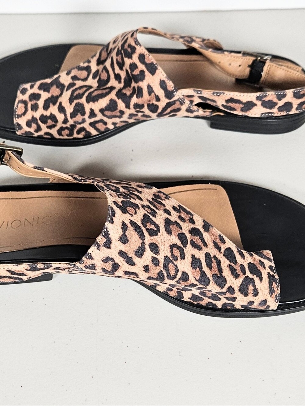 Vionic Ella Leopard Thong Sandal Leather Upper 8.5 Summer Casual Women's Shoes - Picture 8 of 8